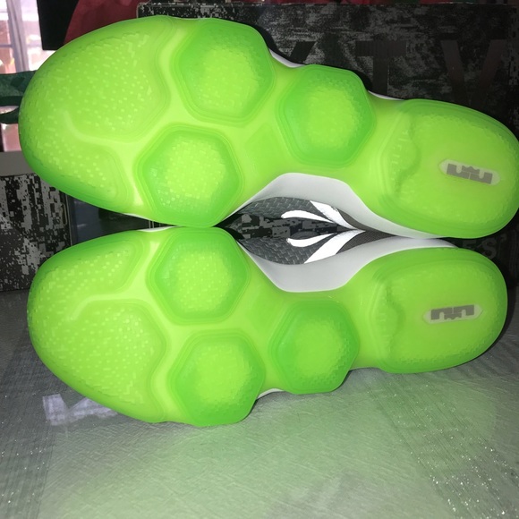 Nike Lebron XIV Low Basketball Shoes Sz 9.5, Sz 11 - Picture 4 of 8